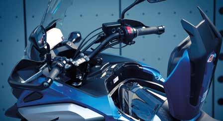 15 16 NC750X CESTA KE SVOBODĚ Honda NC750X je optimálním kompromisem mezi každodenním dojížděním a víkendovým dobrodružstvím.