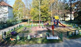 Výuka probíhá dle učebnice New Headway Elementary (čtvrtá edice). Lektorka připravuje materiály na jednotlivé lekce.