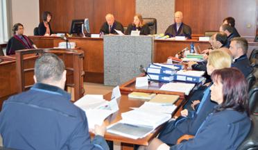 Zpravodajství Okresní soud ve Frýdku- -Místku začal projednávat kauzu údajně levného prodeje pozemků na ulici Horní z roku 2009, takže před soudem kromě obviněných radních vypovídali jeden za druhým