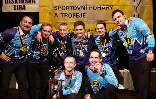 22 22 Toto je hasičský tým mužů z Lubna, který se stal v letošním roce celkovým vítězem Beskydské ligy v požárním útoku.