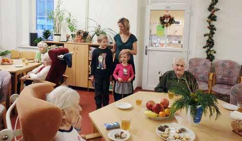 Odpoledne přijeli s klienty strávit aktivizační pracovnice Jarmila Chvistková, vrchní sestra Martina