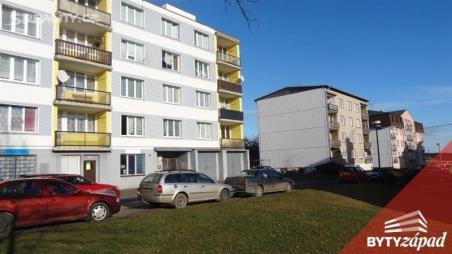 v původním stavu, bez oprav a bez údržby, ve špatném stavebně technickém a zcela morálně zastaralém stavu (vybavení a zařízení opotřebované, zcela dožilé, v bytě je vlivem zatékání značný výskyt