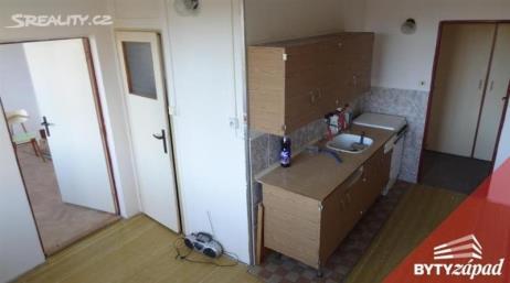 Pozemky K dané nemovitosti náleží spoluvlastnický podíl o velikosti 797/4851 na pozemku st.parc.č. 122 o výměře 242 m 2, zastavěná plocha a nádvoří. Jedná se o pozemek zastavěný bytovým domem čp. 85.