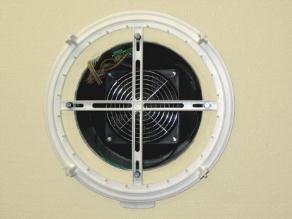 1,5 W na jednu jednotku, ušetříte v průměru 40krát více energie, než samotný ventilátor spotřebuje V letním období využívejte rekuperaci během dne.