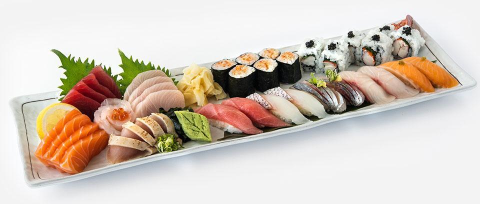 Z rýže se vymodelují trojúhelníčky, jejichž spodní část se obalí řasou nori. Sushi http://www.butteryum.