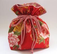 Celý oděv se tradičně skládá z bavlněného spodního prádla (juban), samotné yukaty, pásu