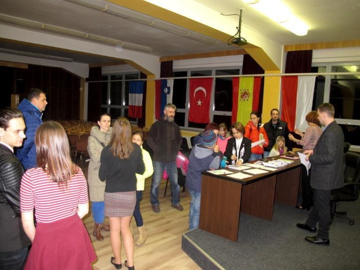 Za aktivní účasti pedagogů i vedení školy byly otevřeny veškeré prostory gymnázia, včetně odborných učeben a