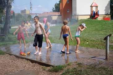 události ve fotografii Ve slunných dnech uvítaly děti možnost osvěžit se v mlhovišti na centrálním hřišti v ulici Rimavské Soboty.