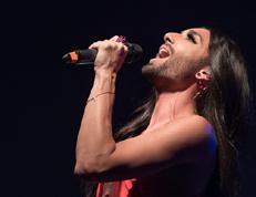Conchita Wurst vítězka Eurovize 2014, hostka Prague Pride 2015, v odpovědi na otázku: Jaký je váš recept proti homofobní šikaně? Musíte změnit způsob, jakým uvažujete o těch, kteří vás šikanují.