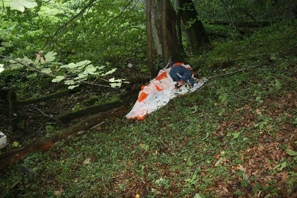 Obr. č. 1: Místo dopadu parašutistky 1.2 Zranění osob Zranění Parašutista Ostatní osoby (obyvatelstvo apod.) Smrtelné 1 0 Těžké 0 0 Lehké/bez zranění 0/0 0/0 1.