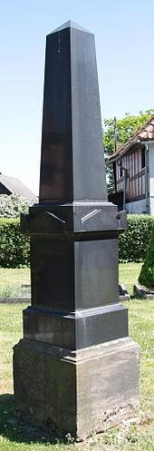 Erich Maria Remarque: Černý obelisk (1956) Dělníci teď dostávají peníze dvakrát denně. Ráno a odpoledne.