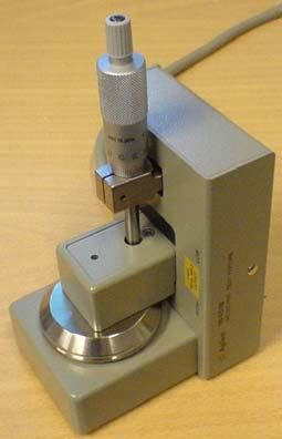 K RLC metru Agilent E4980A byl připojen tříelektrodový rovinný ytém Agilent 645B, viz obr. 4. Měřící ytém e kládá ze tří elektrod měřicí, napěťové a ochranné (tínicí).