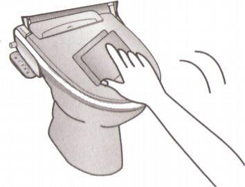 stiskněte tlačítko OMYTÍ nebo BIDET vyjede tryska; tu vyčistěte kartáčkem po