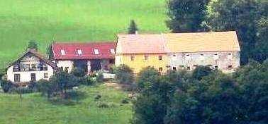 Pohled na dvr Strunkov od východu (http//mapin.uhlava.cz 3. 5. 2013, foto I. Šašek). Poté se stává Strunkov opt samostatným statkem a sídlem vrchnosti.