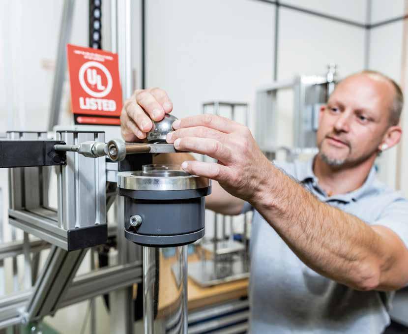 Certifikace Pro certifikaci udržuje Spelsberg vlastní zkušební laboratoř v sídle mateřské společnosti v Schalksmühle. Laboratoř a její přístroje vlastní nejen certifikát VDE, ale i UL.