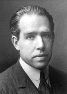 1913, BOHRŮV MODEL - převzal představu Ruthefordova planetárního modelu a vztah pro rovnováhu mezi Coulombovou a odstředivou silou - aplikace zásad kvantové fyziky v atomové teorii: atom přijímá a