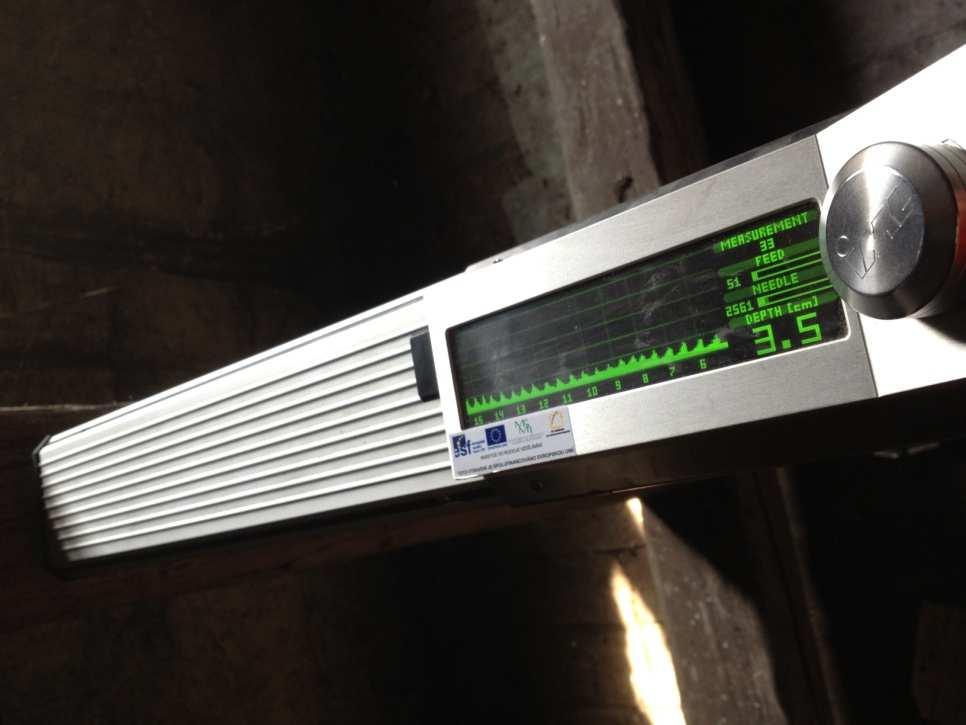 Obr. č. 6 Průběh vrtání do sloupu přístrojem Resisitograph IML PD 2. Měření na sloupech probíhalo v radiálním a tangenciálním směru vždy po třech vývrtech v každém směru.
