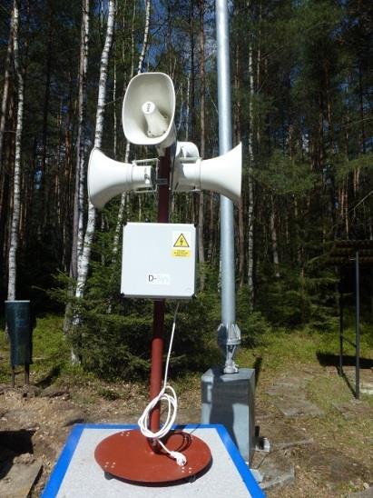 Venkovní přijímač bezdrátový hlásič systému D-Sys na experimentálním polygonu při zkoušce činnosti bez elektrorozvodné sítě Venkovní přijímač bezdrátový hlásič systému SARAH IV při měření akustických