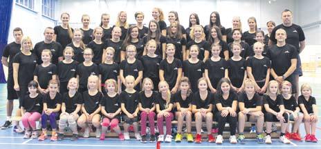 STRANA 10 SPORT PODBRDSKÉ NOINY 23 Novinky z hořovického volejbalu Kompletní dívčí volejbalový oddíl při společném focení v nových tréninkových dresech.