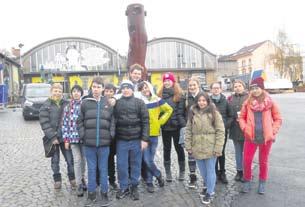 Zastihli jsme s nimi i místostarostu Komárova Radima Šímu. O nákup zboží ve stáncích byl zájem, na odbyt šly různé vánoční aranžmá a ozdoby. 3x foto: áclav Šesták.