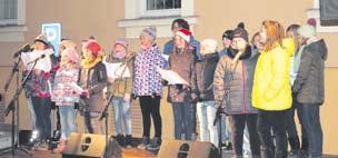 Na nádvoří zámku si mohly děti projít Zvonečkovou cestu, po jejím ukončení dostaly od andělů dáreček v podobě dřevěného zvonečku.
