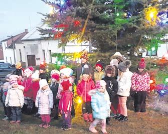 Návštěvníci si mohli vytvořit či zakoupit ozdůbky z překližky od Ivetule, uplést si košík z pedigu u Hany Šmídové, vyrobit si náramky z