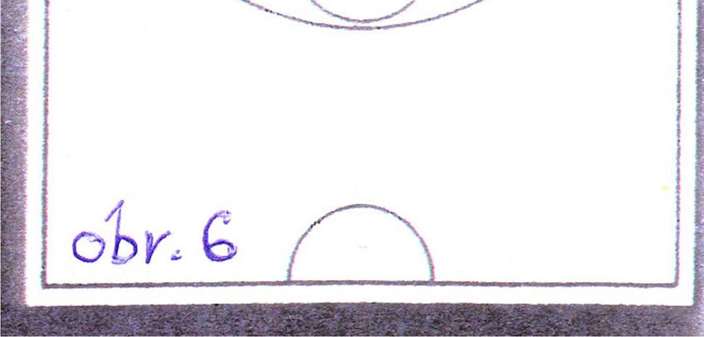 6 (hlavní část) (1on1 help & close-out) Útočník v dolním postavení může po chycení míče přihrát míč zpět trenérovi nebo začít únik jedno úderovým driblingem směrem