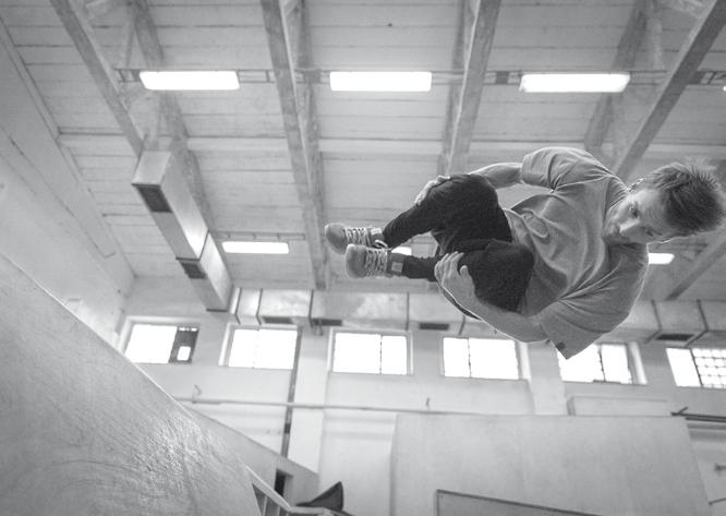Parkour a freerunning B-kick je základním trickingovým prvkem a