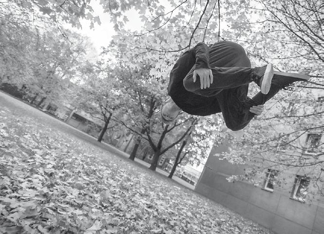 Side flip a wall flip jsou pokročilejší prvky přejaté z gymnastiky.