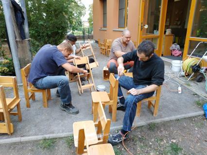 Na podobný postup se těší ještě cca 13 židliček, stoly ze dvou tříd + prkna a Polikarpovkové kostky stavebnic ze všech tříd.