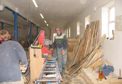 Pracovníci zajišťují širokou škálu služeb přes práci na ulicích, v církvi při zakládání sboru v Praze, podporu kontaktních center v ČR, až po samotné zajištění provozu střediska a veřejných sbírek,