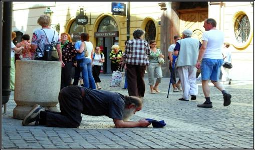 Pracovní tým se ke 31.12.2005 skládal z 15 placených pracovníků a 2 externích odborníků. TC STŘEDISKO ŠLUKNOV Klienti k nám přicházejí z psychiatrických léčeben nebo přímo z ulice.