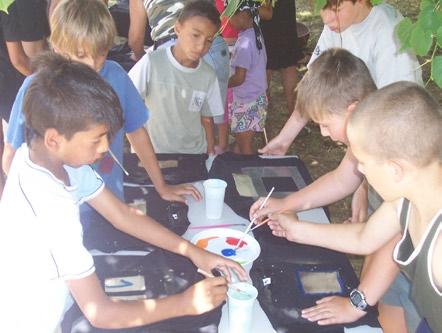 příběh Daniel (8) a Lukáš (3), dva bratři, jejichž matka je závislá na drogách, otec je násilník, bije celou rodinu. Oba chlapci jsou velmi zanedbaní, hubení, špinaví, bez pořádného oblečení.