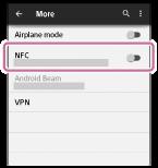 Připojení jedním dotykem (NFC) k smartphonu (Android 4.1 nebo novější) Přiložením sluchátek s mikrofonem k smartphonu zařízení spárujete a vytvoříte připojení Bluetooth.