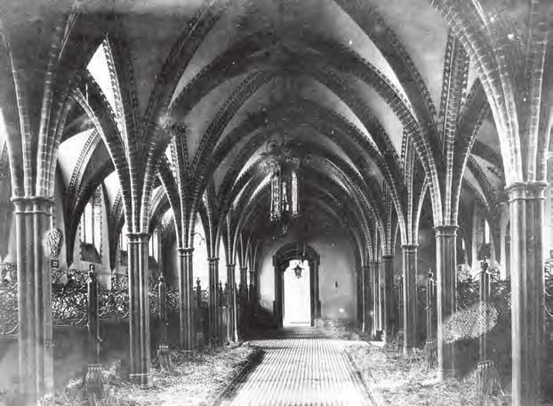 V realizované verzi celého vstupního dvouvěží je tak již patrný silný vliv pruské vilémovské novogotiky, a můžeme tedy předpokládat, že architekt byl ovlivněn stavebníkem, který celý život inklinoval