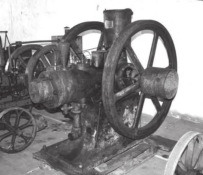 V roce 1905 poprvé inzeruje stojaté i ležaté benzinové motory pro pohon benzinem, lihem, petrolejem a gasolinem. Udávané výdaje na jednoho koně jsou tři haléře za hodinu.