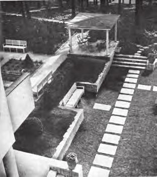 Vila byla dokonale svázána se zahradou díky své vzdušné architektuře, která umožňovala prolínání exteriéru a interiéru. Jedno celé křídlo je totiž postaveno na pilířích pod nímž je situováno posezení.