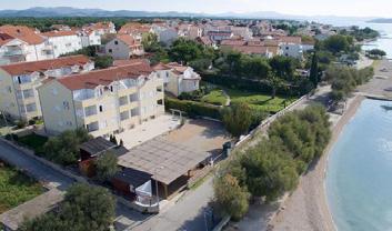 SPORT/ZÁBAVA/NÁKUPY: několik restaurací a barů se nachází na promenádě podél pláže. Velmi živé centrum Vodice se spoustou obchodů, restaurací a tržnicí je po promenádě vzdáleno 1,9 km.