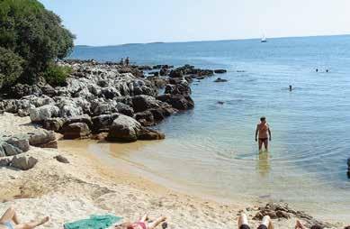 Na sousedním ostrůvku je vyhlášená nudistická pláž, zájemci se sem mohou dostat po úzké hrázi, kterou jsou ostrůvky spojeny).