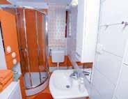 Balkon se zahradním nábytkem. Objekt: 6 os. č. 12176 I. patro (120 m 2 ). Klimatizace (5 EUR/den). 3 oddělené ložnice. Kuchyň vybavená el. sporákem a lednicí, jídelní kout, TV+SAT. Koupelna s WC.