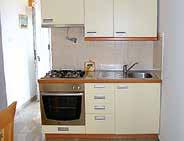 Objekt: Studio 2 os. č. 17785 28 m 2. Studio s manželským lůžkem, malým kuchyňským koutem vybaveným el. sporákem (2 pl.), jídelním koutem. Koupelna s WC. Balkon se zahr. nábytkem. Objekt: 2 os. č. 17765 32 m 2.