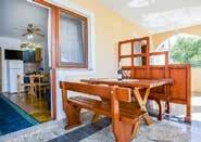 0,45 0,45 0,45 Apartmán KUŠEVIČ Lokalita: útulný apartmán situovaný 450 m od pláže a centra letoviska. Hosté mají k dispozici zdarma wifi připojení. Možnost parkování u objektu. Objekt: 4+1 os. č.