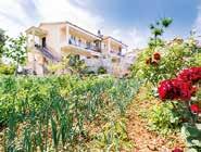 Balkon se zahradním nábytkem. Objekt: MARIA 2+1 os. č. 10374 I. patro. Klimatizace (za poplatek 6 EUR/den). Oddělená ložnice s manž. lůžkem a přistýlkou. Kuchyň vybavená el. sporákem (4 pl.