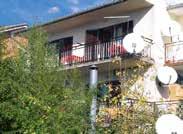 Wifi (zdarma). Parkování na ulici (místo není vyhrazené). Objekt: 4+1 os. č.10618 II. patro. Prostorný apartmán s výhledem do udržované zahrady. Možnost klimatizace (za poplatek 5 EUR za den). Odd.