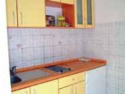 Kuchyň vybavená kombinovaným sporákem (2+2 pl., trouba) a lednicí. Jídelní kout. Koupelna (vana) s WC. Objekt: 3 os. č. 19019 II. patro (35 m 2 ). Klimatizace (v ceně).