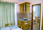 Terasa se zahradním nábytkem a slunečníkem. Objekt: 2+1 os. č. 16806 Přízemí (30 m 2 ). Klimatizace (za poplatek 6 EUR/den). Oddělená ložnice s manž. lůžkem.