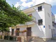 Objekt: studio 2+1 os. č. 16853 28 m 2. Klimatizace (za popl. 6 EUR/den). Studio s manž. lůžkem, přistýlkou, kuch. koutem vybaveným el. vařičem (2 pl.) a lednicí, jídelní kout, TV+SAT. Koupelna s WC.