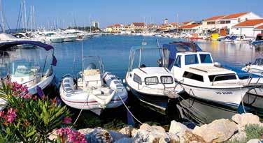 VODICE Další apartmány z letoviska Vodice naleznete na straně 148. Jedna z pláží v letovisku Vodice 0,45 0,4 0,6 Apartmán MARGITA Blata Lokalita: velmi pěkně zařízený klimatizovaný apt.