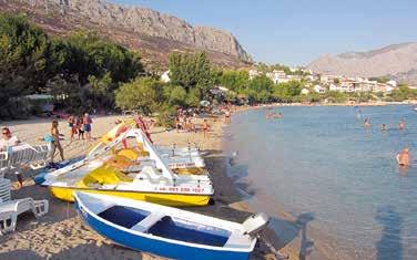 pláží v letovisku Makarska. Centrum 1,2 km. Parkování před objektem. K dispozici společný přenosný gril. Objekt: 4+1 os. č. 13408 I. patro (65 m 2 ).