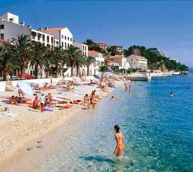 PODGORA rásné rekreační středisko leží jižně od letoviska Makarska a jihovýchodně od Splitu (70 km) Kna úpatí pohoří Biokovo (nejvyšší hora Sv. Jure).